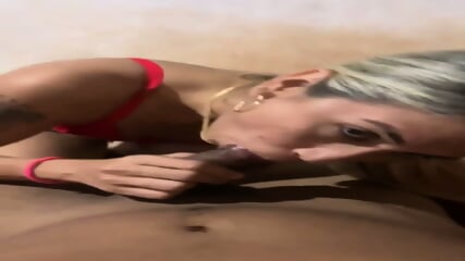 Namorada mamando e levando gozada