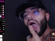 Hermoso hombre chupando dedo