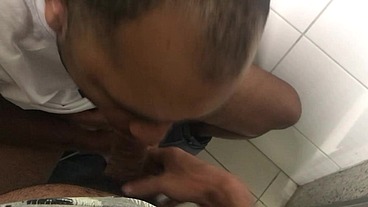 0111 In the supermarket bathroom, relieve stress