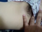 acostada, le comienzo a hacer carisias y me pide mas !!!