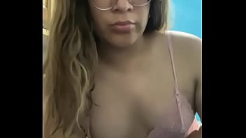 Nena mostrando las tetas