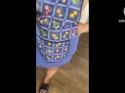 MI SUEGRA CULONA LIMPIA LA CASA ANTES QUE LLEGUE MI SUEGRO CON SU HIJA