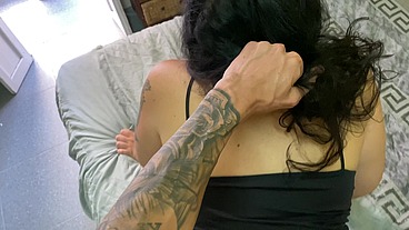 Morena le quita el condon a su mejor amigo para que le folle mas duro y se corra en ella