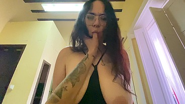 Morena le quita el condon a su mejor amigo para que le folle mas duro y se corra en ella