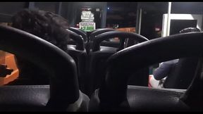 seduzco a enano en la buseta y este se hace al lado m&iacute_o y me empieza a chupar las tetas, luego yo le acaricio la verga y se la chupo