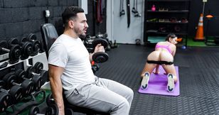 Personal trainer motivates client with her juicy cunt