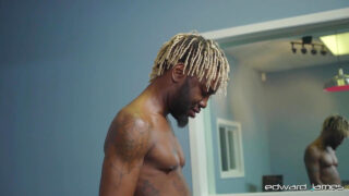 Wytatuowana, elegancka laska, ruchana w dupę podczas hardcore'owego gangbangu analnego