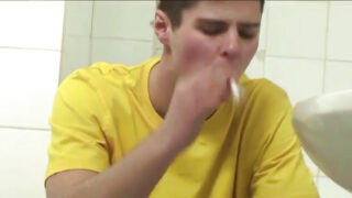 Amatérské domácí video, kde si chlapi navzájem kouří a pak se syrově análně buší