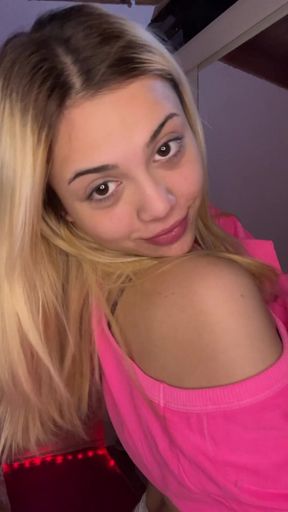 Tiny teen tugs out her tits for only fans