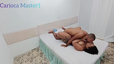 Morena gordinha gostosa do peitão dando para o amigo do marido