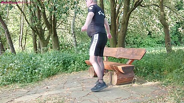 Pause in Strumpfhose auf der Radtour 1