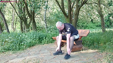 Pause in Strumpfhose auf der Radtour 1