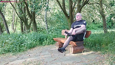 Pause in Strumpfhose auf der Radtour 1