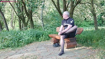 Pause in Strumpfhose auf der Radtour 1