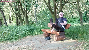 Pause in Strumpfhose auf der Radtour 1