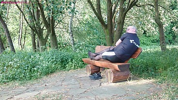 Pause in Strumpfhose auf der Radtour 1
