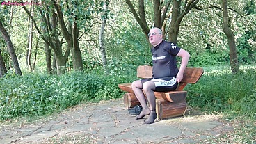 Pause in Strumpfhose auf der Radtour 1