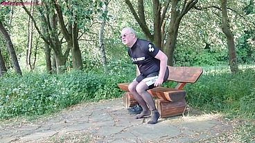 Pause in Strumpfhose auf der Radtour 1