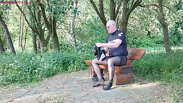 Pause in Strumpfhose auf der Radtour 1