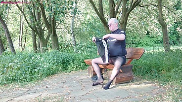 Pause in Strumpfhose auf der Radtour 1