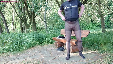 Pause in Strumpfhose auf der Radtour 1