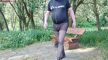 Pause in Strumpfhose auf der Radtour 1