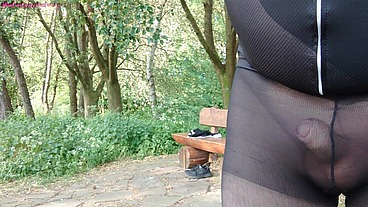 Pause in Strumpfhose auf der Radtour 1