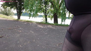 Pause in Strumpfhose auf der Radtour 1
