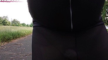 Pause in Strumpfhose auf der Radtour 1