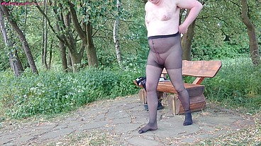 Pause in Strumpfhose auf der Radtour 1