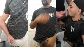 voltando do estadio de futebol entrei no banheiro e chupei a rola do vendedor de pipocas.