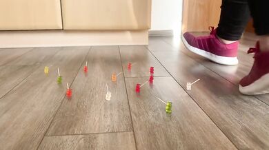 Die Armee der Gummibärchen legt sich mit Angel an und wird gnadenlos zertreten