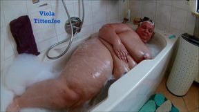 SSBBW girl wash in tiny bathtub