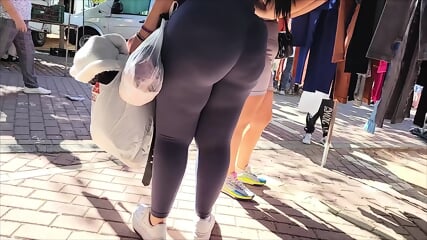 Big Round Ass in Addictive Leggings