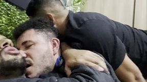 O ENTREGADOR DE PIZZAS VOLTOU PARA SERVIR OS MACHOS QUE FODERAM ANTES