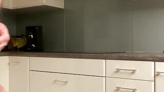 Dev penisli eşcinsel fantezisi, el ile tatmin ve yoğun anal seks.