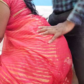 Pink saree pahani huyi bhabhi ko dekalhar raha nahi gaya aur bhabhi ko chod diya