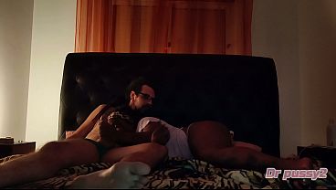 DR PUSSY2 - Ebony colega de quarto, convida me para ver um filme, mas na verdade ela s&oacute_ queria ser bem fodida