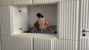 Espiando a mis compañeros de piso teniendo sexo romantico