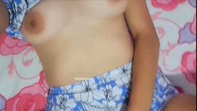 Nena de tetas pequeñas se folla sobre el escritorio