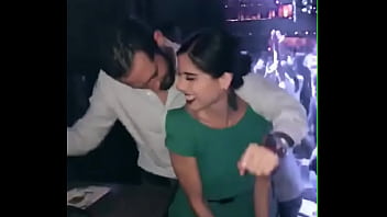 Bailando provocativa mente con desconocido para ver si alguien le atendia su asunto