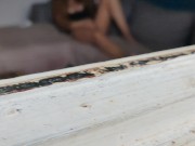 Le jardinier m 'observe et m'arrose avec sa bite