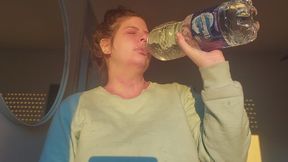 Morning Throat Training with 2 Liters of Water – Deep Gulping, Swallow Sounds, Intense Hydration