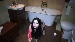 Подросток-готка с пышными формами подвергается экстремальному анальному фистингу и играм с дилдо.