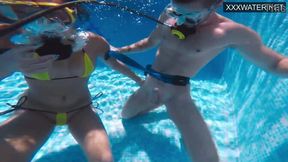 Underwater babe gets a tasty hand and mouth job