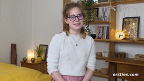 Ersties - Luna A verwöhnt ihre lüsterne Muschi mit einem geilen Dildo