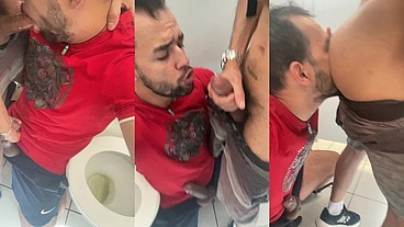 Maloka ficou me olhando durante o treino, levei ele pro banheiro, mamei seu pauzão e chupei seu cuzinho.