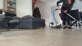 Wohnung saugen in schwarzen Socken - Vacuuming the apartment in black socks