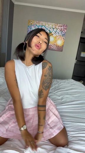 Do you like being teased with juicy tits?🍓🍓