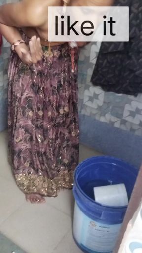 Desi hot pushpa bhabhi bathroom me naha rahi thi tab devar ne video bana liya